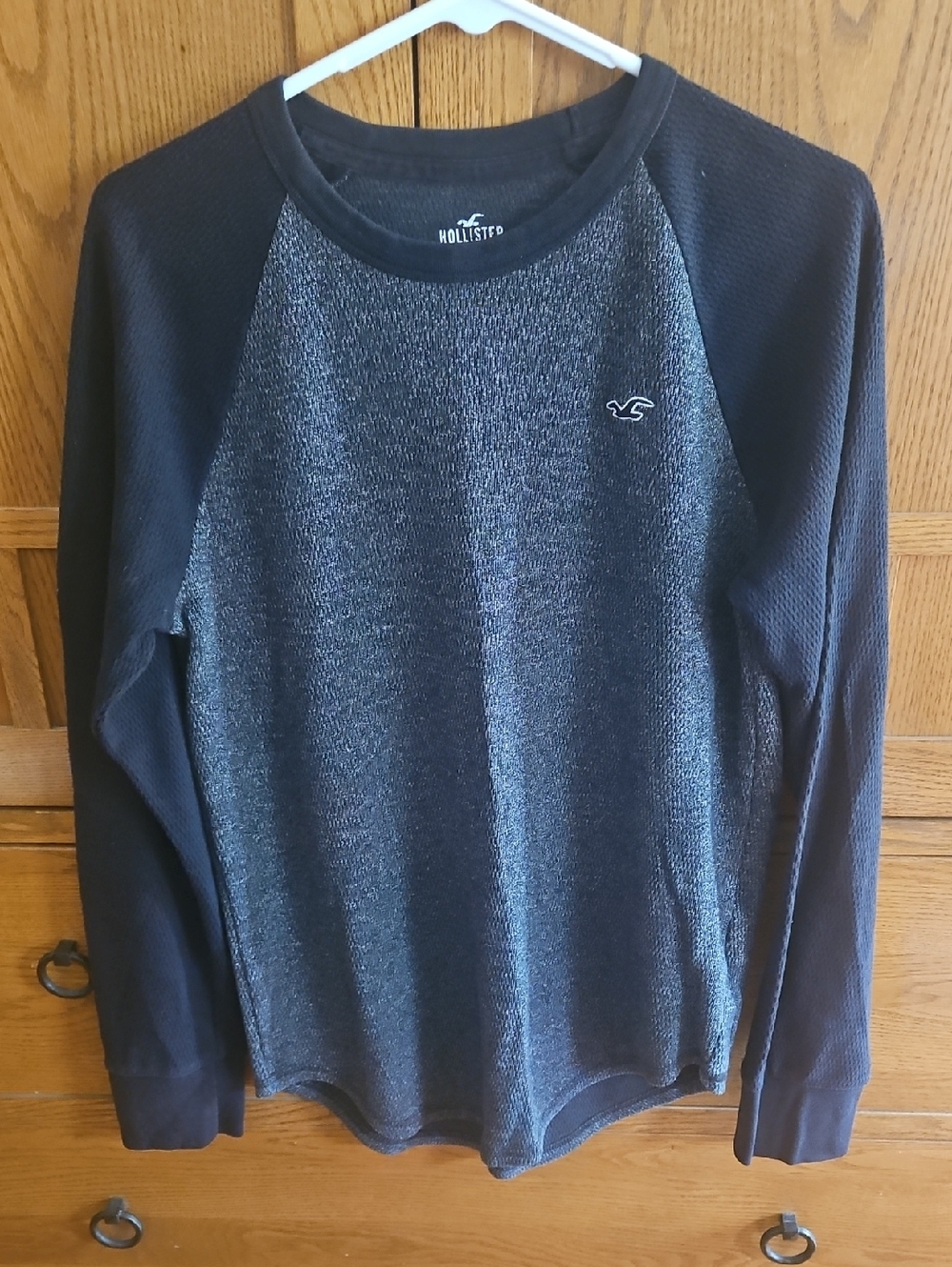 Hollister Men’s Black & Gray Raglan Crewneck Sweater